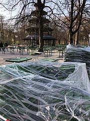 eingepackte Biergarten-Garnituren am Chinesischen Turm (©Foto: Martin Schmitz)